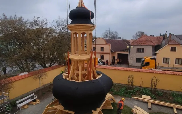 Věž kostela z 15. století v Borovanech na Českobudějovicku dostala novou kupoli