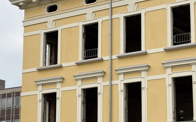 Přestavba bývalé vojenské nemocnice jde podle plánu, kraji se ozývají první zájemci