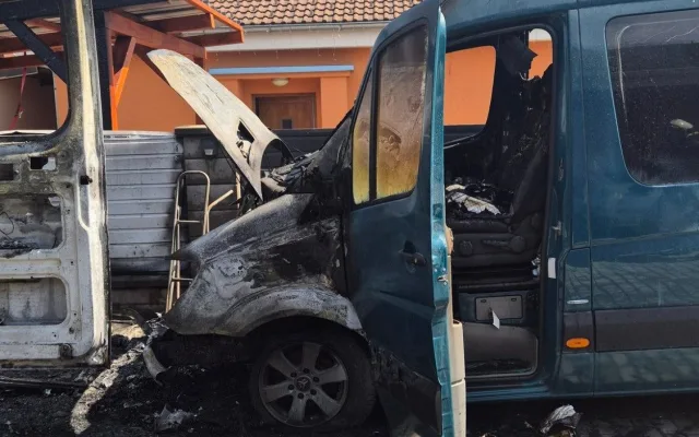 Jiskra od svařování rozpoutala požár tří aut. Oheň popálil dva lidi