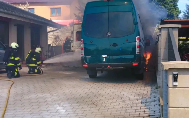 Jiskra od svařování rozpoutala požár tří aut. Oheň popálil dva lidi