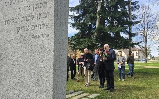 V Suchdole nad Lužnicí uctili oběti holokaustu. Instalovali nové kameny zmizelých