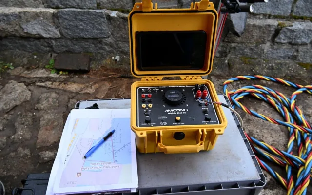 Pod hladinu Otavy. Potápěči se brodili bahnem při obnově česel Křižíkovy elektrárny