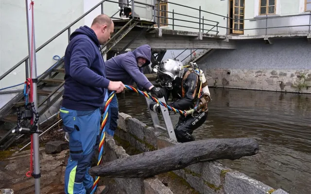 Pod hladinu Otavy. Potápěči se brodili bahnem při obnově česel Křižíkovy elektrárny