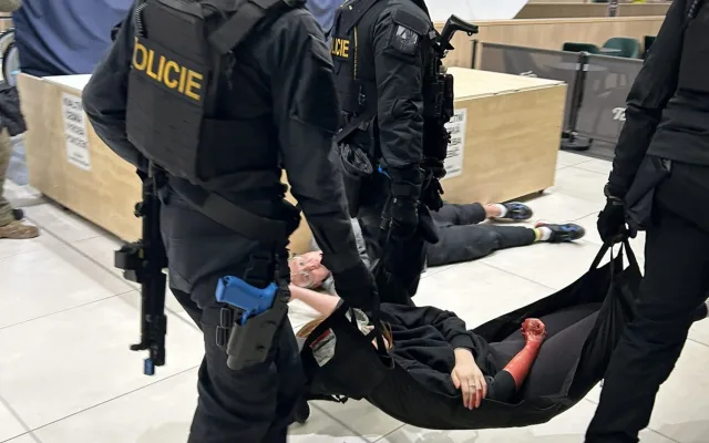 FOTO: Umělá krev a zásah proti útočníkovi. Policie i záchranáři trénovali u Mercury