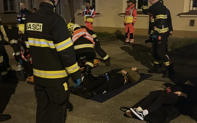 FOTO: Umělá krev a zásah proti útočníkovi. Policie i záchranáři trénovali u Mercury