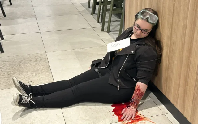 FOTO: Umělá krev a zásah proti útočníkovi. Policie i záchranáři trénovali u Mercury