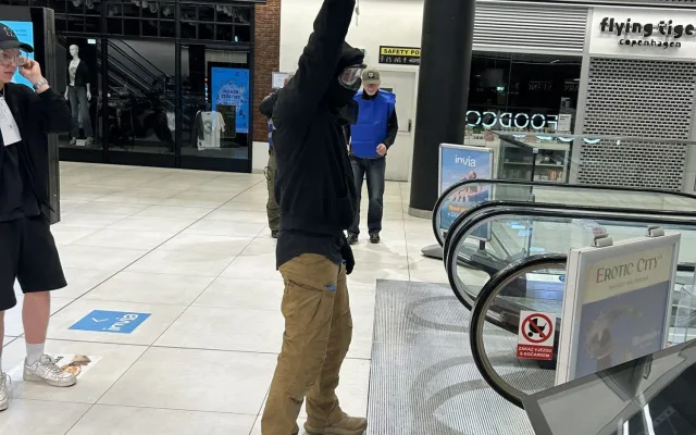 FOTO: Umělá krev a zásah proti útočníkovi. Policie i záchranáři trénovali u Mercury