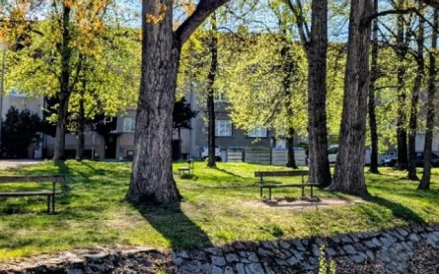 Park v Polní ulici čeká proměna, přibudou schody u vody i houpací sítě