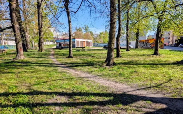 Park v Polní ulici čeká proměna, přibudou schody u vody i houpací sítě
