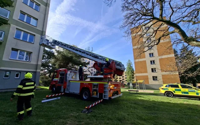 Po schodech to nešlo, tak ho vzali oknem. Pacienta snesli hasiči za pomoci žebříku