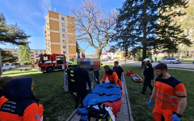 Po schodech to nešlo, tak ho vzali oknem. Pacienta snesli hasiči za pomoci žebříku