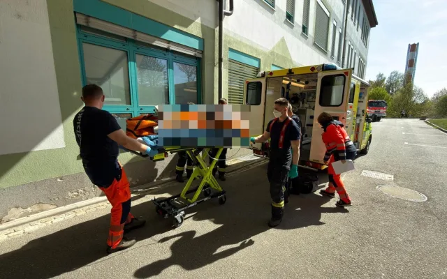 Po schodech to nešlo, tak ho vzali oknem. Pacienta snesli hasiči za pomoci žebříku