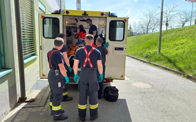 Po schodech to nešlo, tak ho vzali oknem. Pacienta snesli hasiči za pomoci žebříku