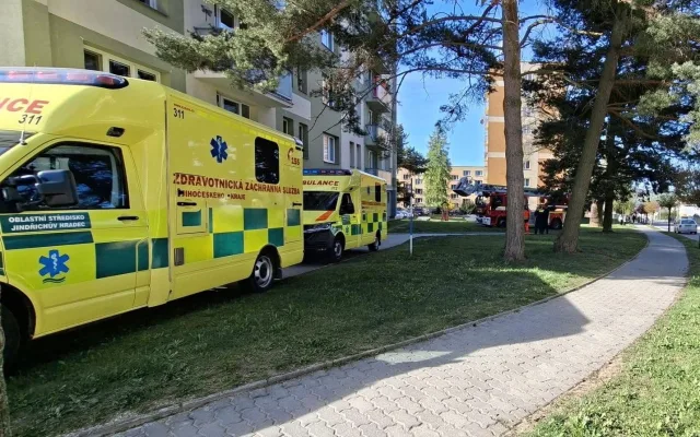 Po schodech to nešlo, tak ho vzali oknem. Pacienta snesli hasiči za pomoci žebříku