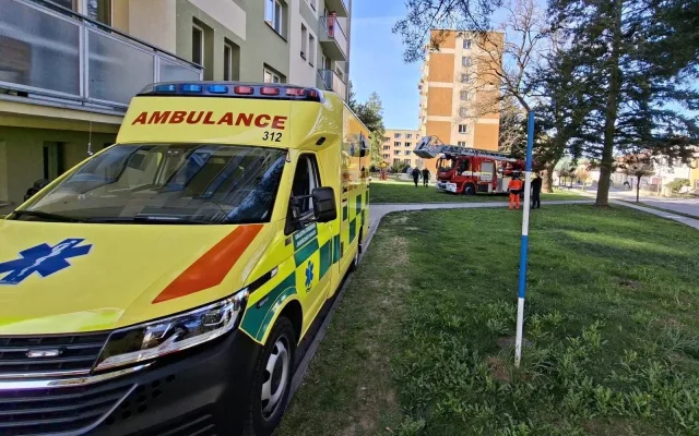 Po schodech to nešlo, tak ho vzali oknem. Pacienta snesli hasiči za pomoci žebříku