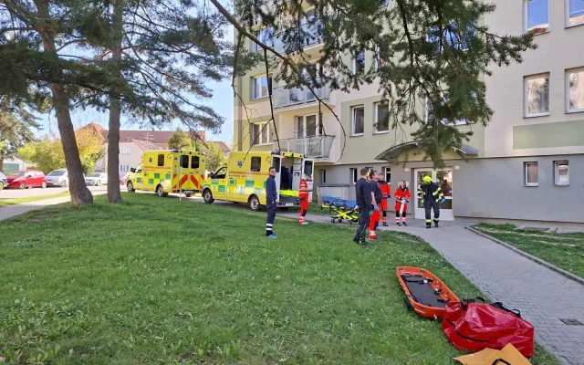 Po schodech to nešlo, tak ho vzali oknem. Pacienta snesli hasiči za pomoci žebříku