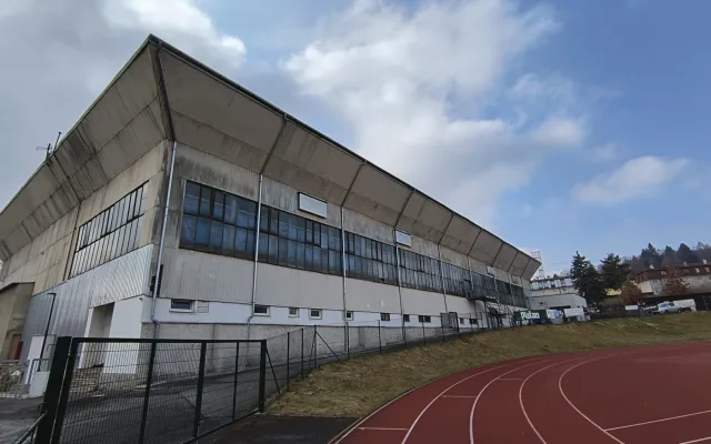 Méně mlžení nad ledem i kvalitní zateplení. Ve Vimperku začne oprava zimního stadionu