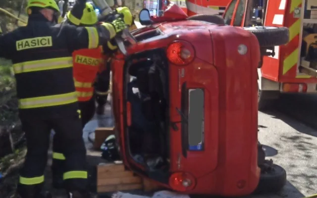 V Loučovicích havarovalo auto, záchranáři resuscitovali devadesátiletou ženu