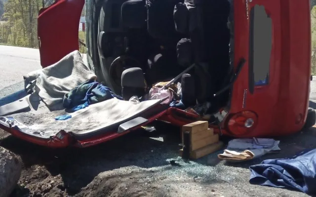 V Loučovicích havarovalo auto, záchranáři resuscitovali devadesátiletou ženu