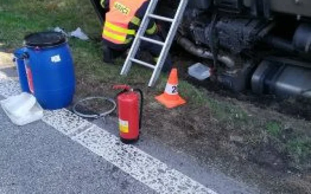 Divočák způsobil nehodu u Volar. Kamion skončil v příkopu, silnice je uzavřená