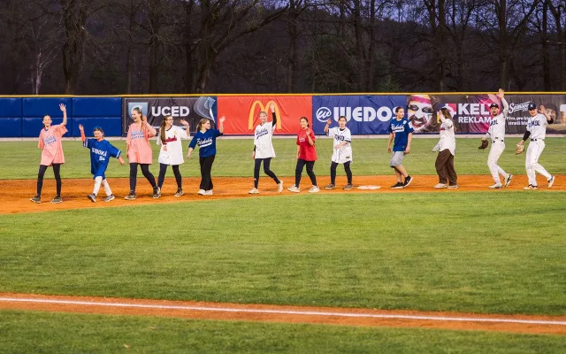 Čarodějnice a extraligový baseball pod světly. Hluboká zve ve čtvrtek celé rodiny