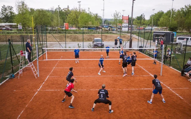 Hluboká má nové volejbalové hřiště. Park Hluboká rozšiřuje nabídku sportovišť