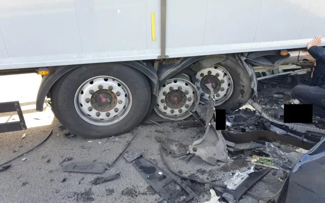Chvíle nepozornosti málem skončila tragédií. Řidič na D3 narazil do kolony kamionů