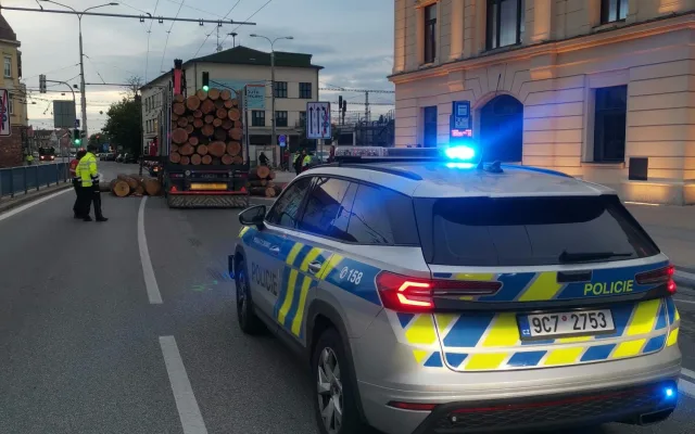 Nebezpečná nehoda v Budějcích. Kamionu se vysypaly klády přímo na vozovku