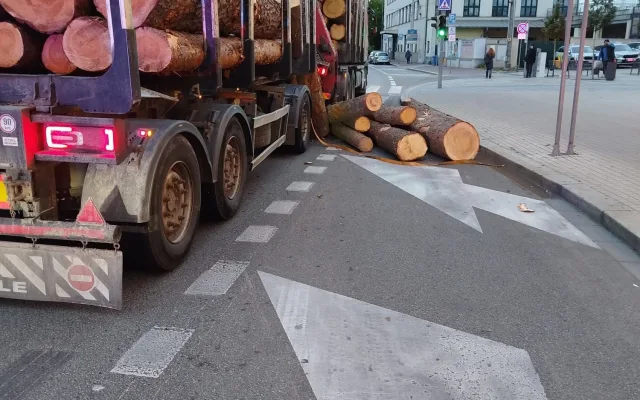 Nebezpečná nehoda v Budějcích. Kamionu se vysypaly klády přímo na vozovku