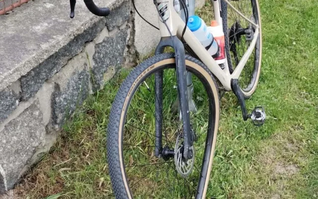 Motorkář na Písecku srazil cyklistu a ujel, hledá ho policie
