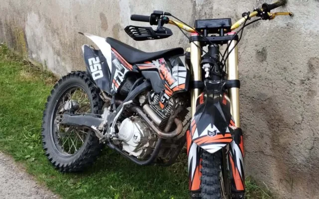 Motorkář na Písecku srazil cyklistu a ujel, hledá ho policie