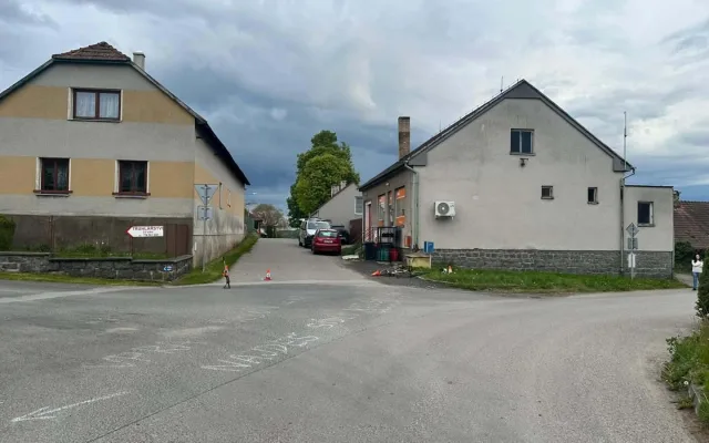 Motorkář na Písecku srazil cyklistu a ujel, hledá ho policie