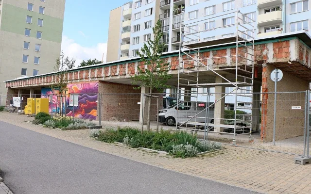 Na sídlišti Vltava začala stavba kavárny, ve které budou pracovat klienti s handicapem