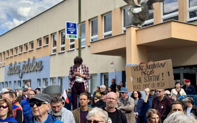 Budějcemi prošly stovky demonstrantů. Podpořily nezávislost veřejnoprávních médií