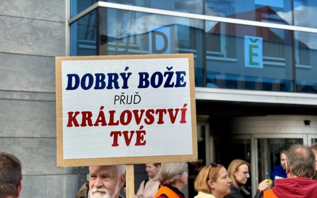 Budějcemi prošly stovky demonstrantů. Podpořily nezávislost veřejnoprávních médií