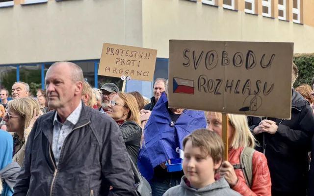 Budějcemi prošly stovky demonstrantů. Podpořily nezávislost veřejnoprávních médií