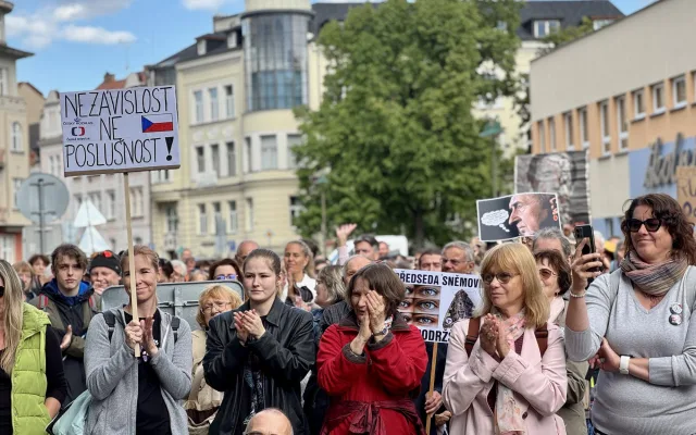 Budějcemi prošly stovky demonstrantů. Podpořily nezávislost veřejnoprávních médií