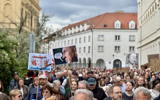 Budějcemi prošly stovky demonstrantů. Podpořily nezávislost veřejnoprávních médií