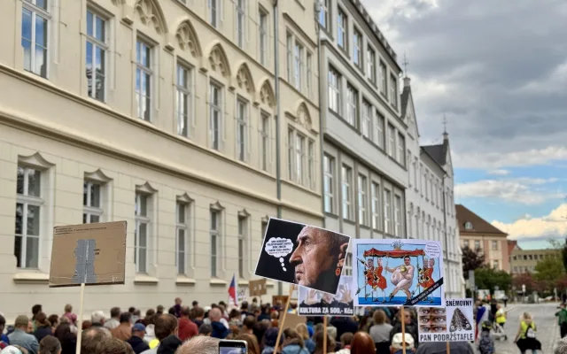 Budějcemi prošly stovky demonstrantů. Podpořily nezávislost veřejnoprávních médií