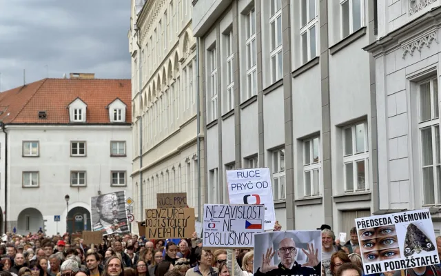 Budějcemi prošly stovky demonstrantů. Podpořily nezávislost veřejnoprávních médií
