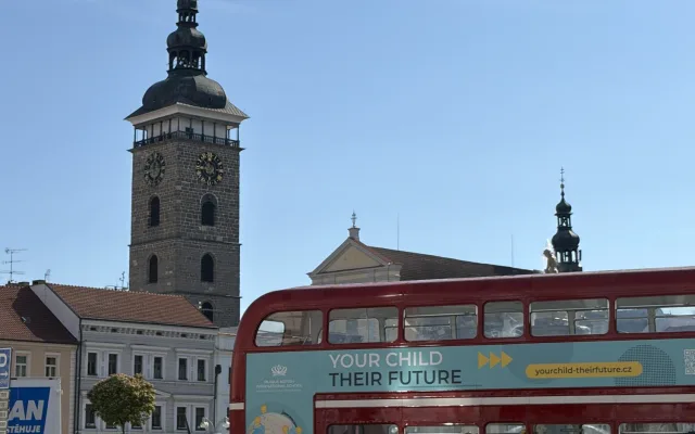 Doubledecker, Spitfire i čaj s mlékem. Budějce zaplnilo britské velvyslanectví