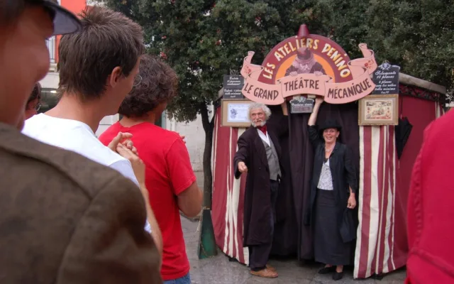 Z Francie dorazí také Le Grand Théâtre Mécanique – malé poetické šapitó plné miniaturních diváků a mechanických instalací.