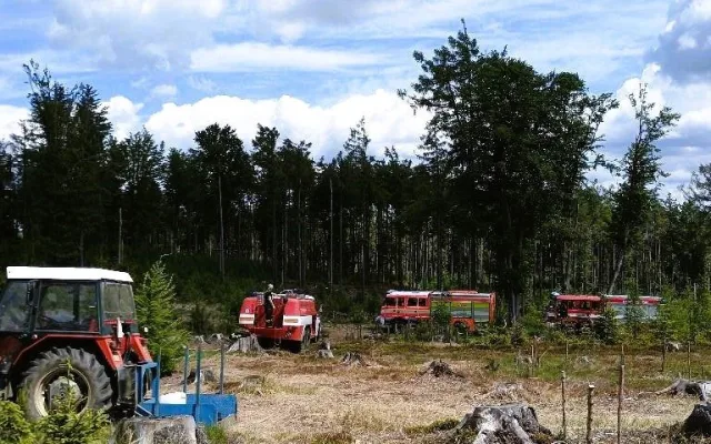 Požár balíků slámy i únik 2000 litrů hnojiva. Hasiči měli perný den