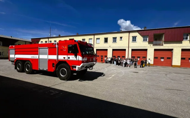 Požár balíků slámy i únik 2000 litrů hnojiva. Hasiči měli perný den