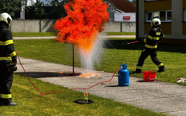 Požár balíků slámy i únik 2000 litrů hnojiva. Hasiči měli perný den