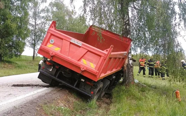 Požár balíků slámy i únik 2000 litrů hnojiva. Hasiči měli perný den