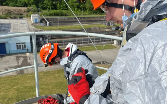 Půl milionu litrů kalu a práce 20 metrů pod zemí. Hasiči kontrolovali vyhnívací nádrže