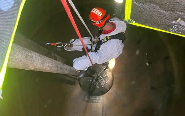 Půl milionu litrů kalu a práce 20 metrů pod zemí. Hasiči kontrolovali vyhnívací nádrže