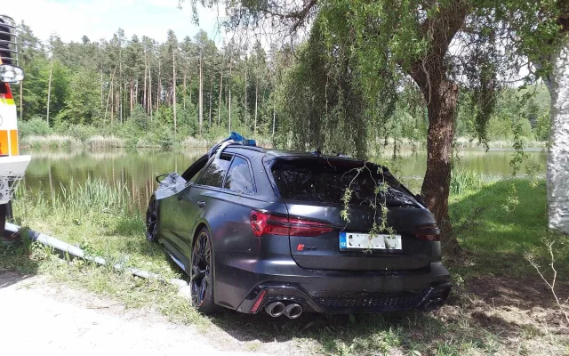 Řidič audi nezvládl řízení a skončil v rybníce, téměř 20 metrů od břehu