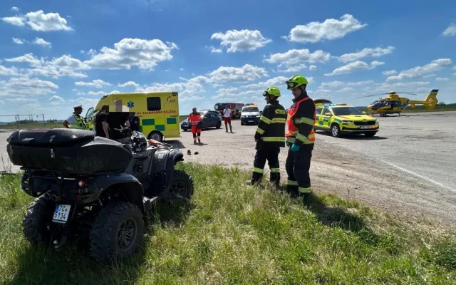 Na letišti ve Všechově se těžce zranil řidič čtyřkolky, při pádu neměl helmu